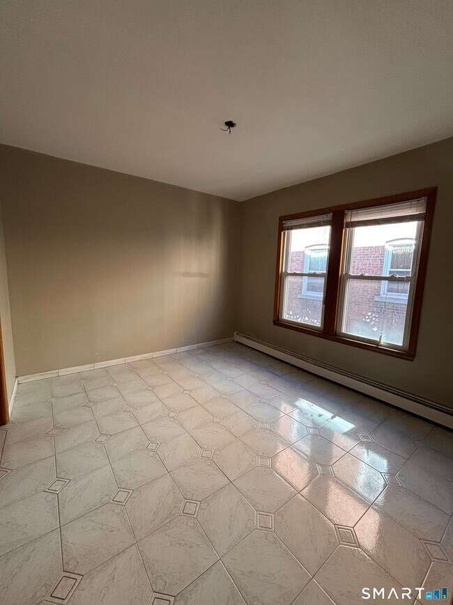 Building Photo - 552 Franklin Ave