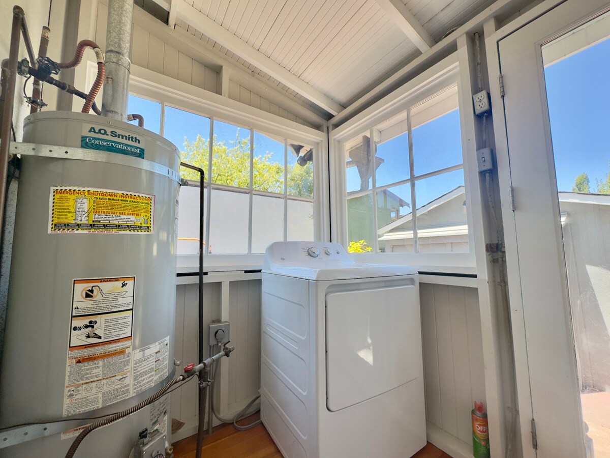 Building Photo - 2309 Derby St