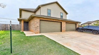 Building Photo - 8811 SW 45th St