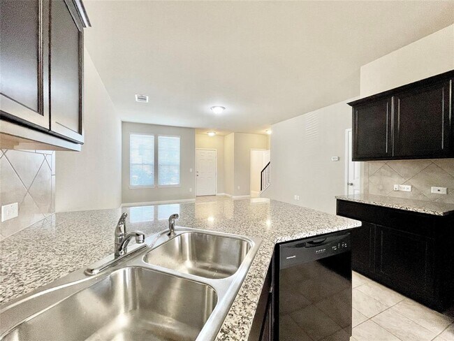 Building Photo - 415 Crater Lake Dr