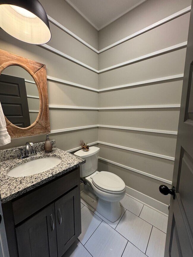 Building Photo - Charming 3 Bed 2.5 Bath Furnished Cottage ...