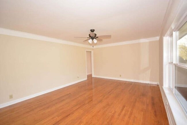 Building Photo - 4 Bed/3 full Bath home with fenced yard in 30904