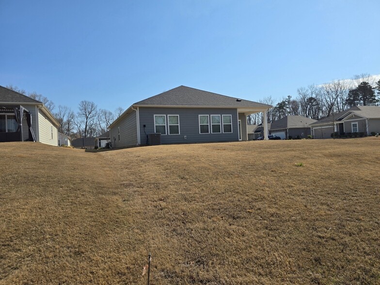 Building Photo - 3301 Plum Dr