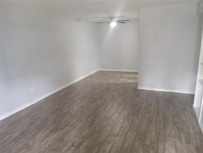 Building Photo - 5625 Antoine Dr