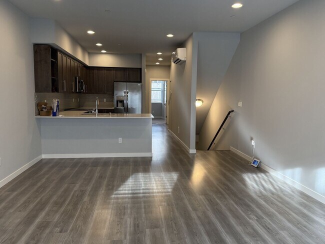 Building Photo - Modern Lynnwood 3BD/3BTH Townhome for Lease! Small Pet Friendly!
