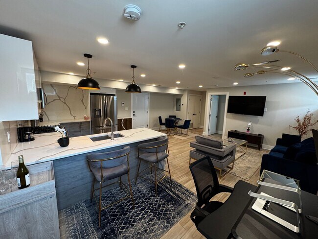 Building Photo - Discover this beautifully renovated 2BD/2B...