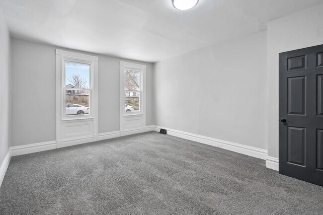 Building Photo - 3 bedroom 2 bath - newly updated, central air, GREAT LOCATION