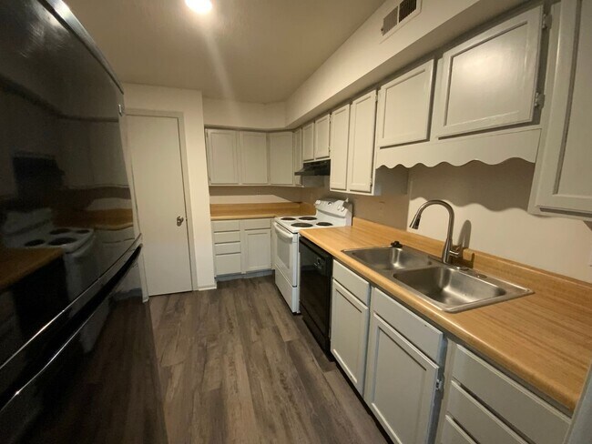 Building Photo - 2 Bedroom Apartment