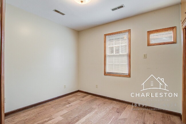 Building Photo - 198 Nassau St