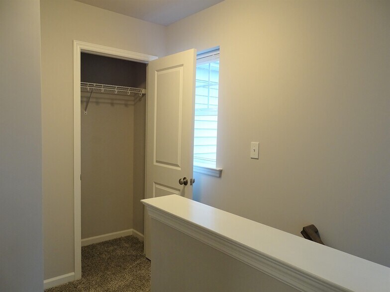 Building Photo - 14 Cobblestone Ct