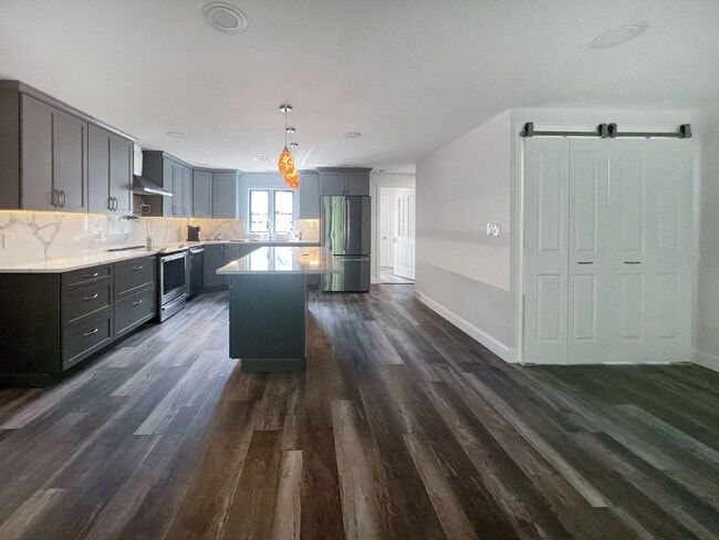 Building Photo - Gorgeous and newly renovated townhouse-sty...