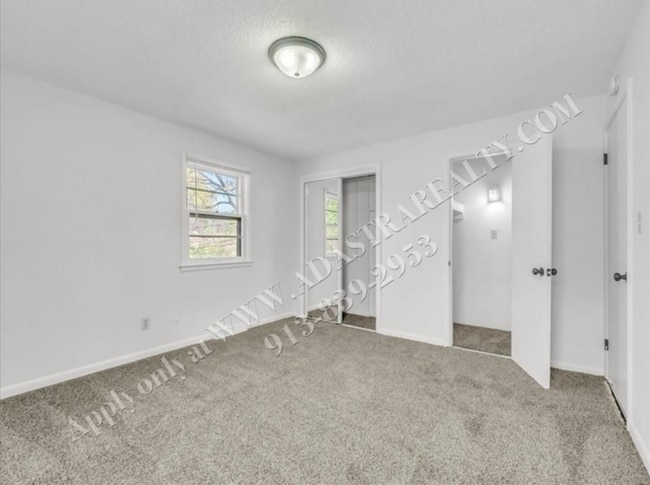Building Photo - Updated 4 Bed 2 Bath Home in Lees Summit-C...