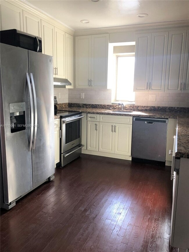 Building Photo - 1628 NE 4th Pl