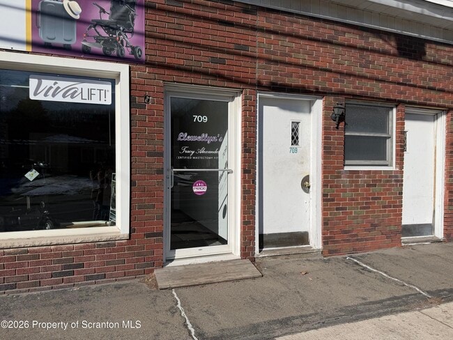 Building Photo - 709 Main St