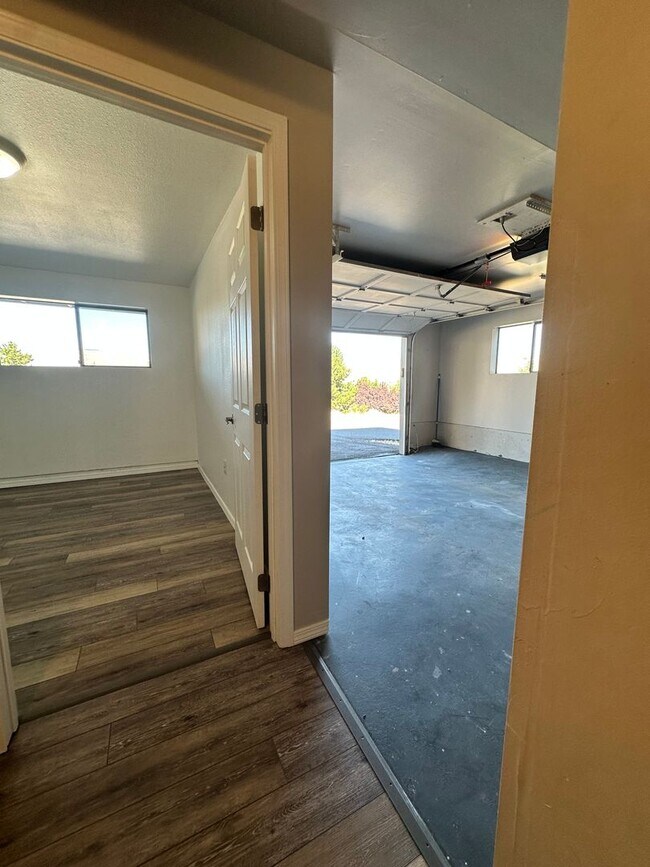 Building Photo - 1826 Rocklund Dr