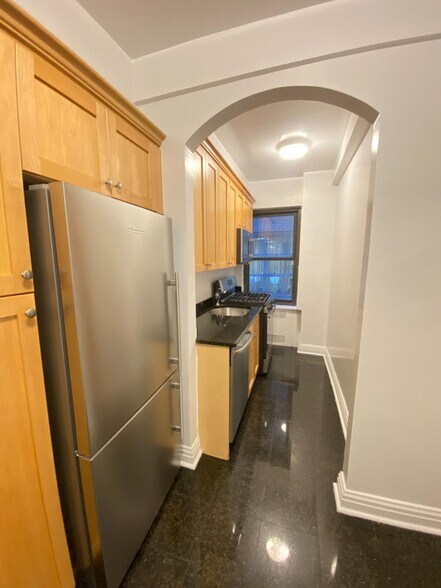 Building Photo - 141 E 56th St