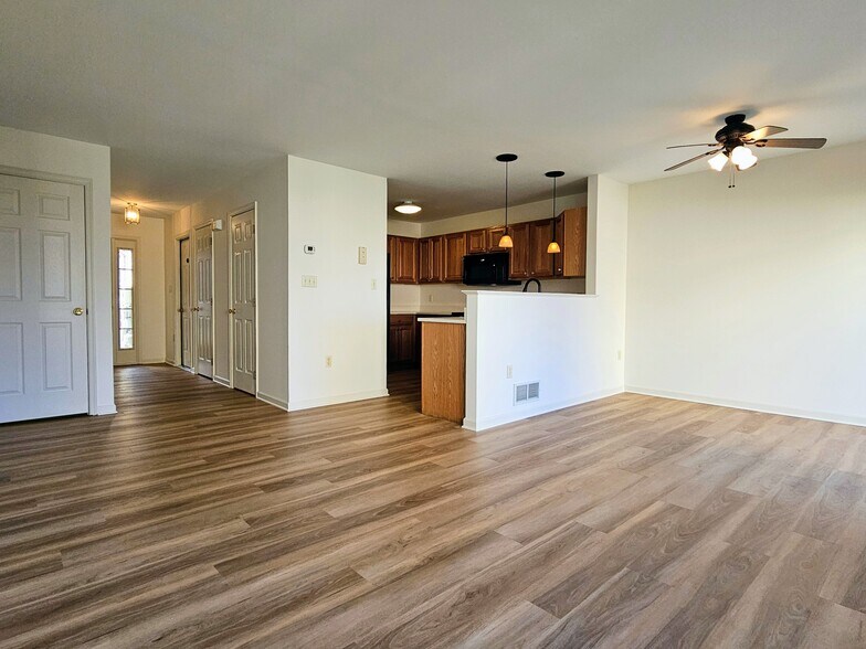 Building Photo - 107 Acorn Ln