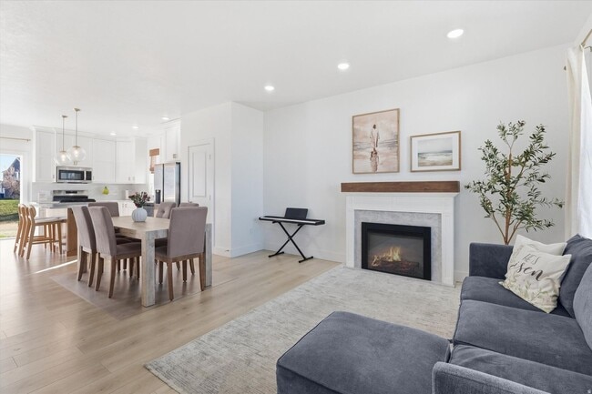 Building Photo - Like-New Rambler in The Village at Fox Meadows | Mountain Views, Pool Community & All Appliances ...