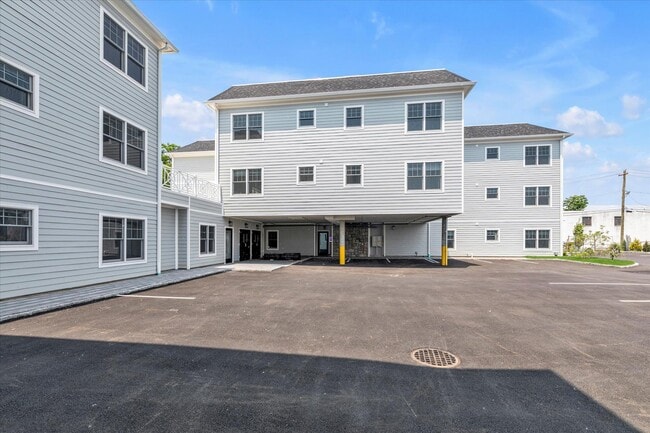 Building Photo - 20 Secatoag Ave