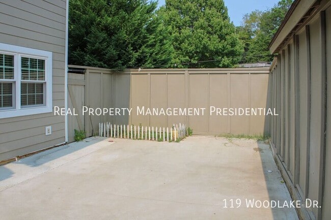 Building Photo - 119 Woodlake Dr