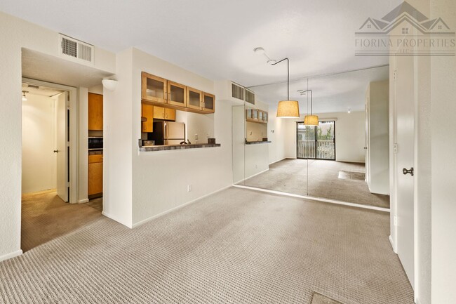 Building Photo - 1 MO. FREE RENT! UNFURNISHED Bright & Stylish Condo at The Reserve