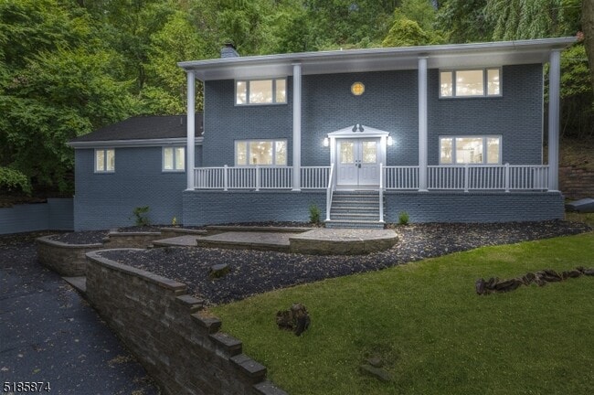 Primary Photo - 8 Timberline Dr