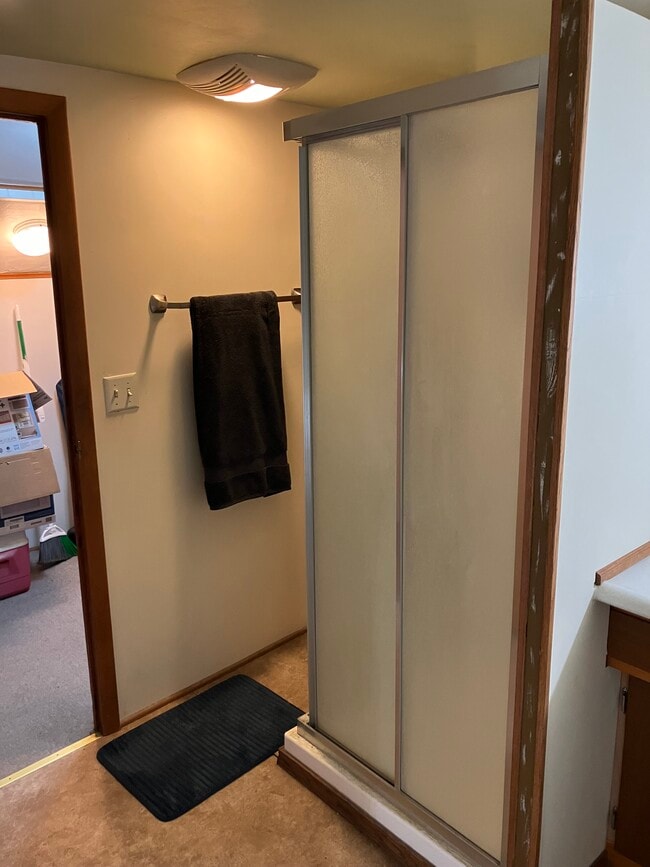 Shower Stall - N8129 Franklin Rd