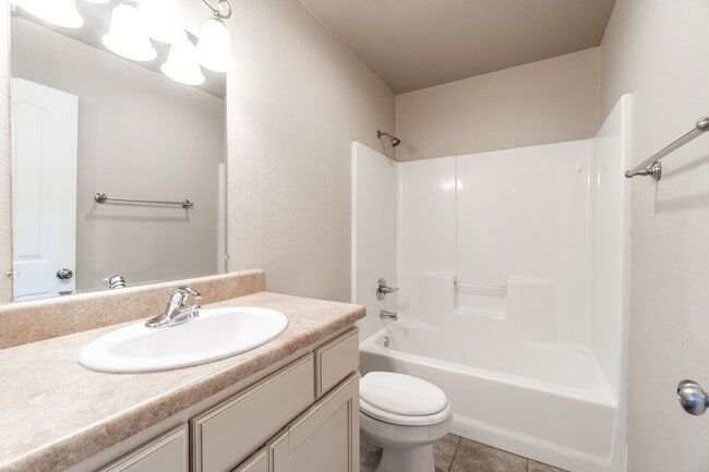 Building Photo - 2763 Oakview Rd