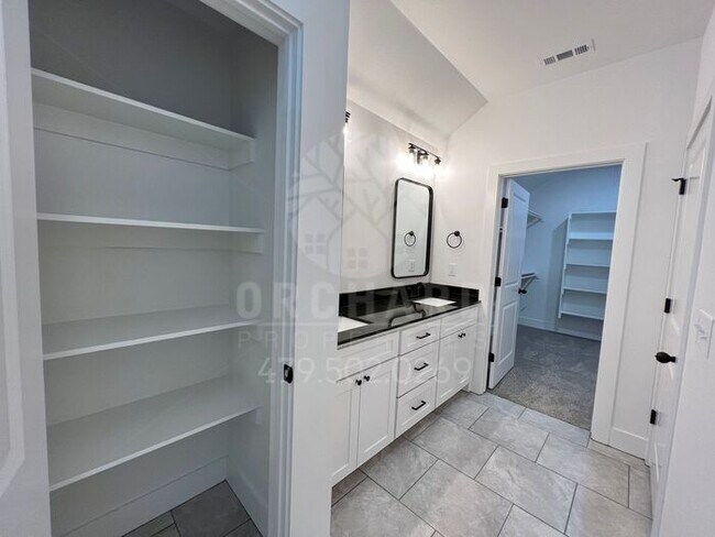Building Photo - Siloam Springs- Single-Family Home- Spacio...