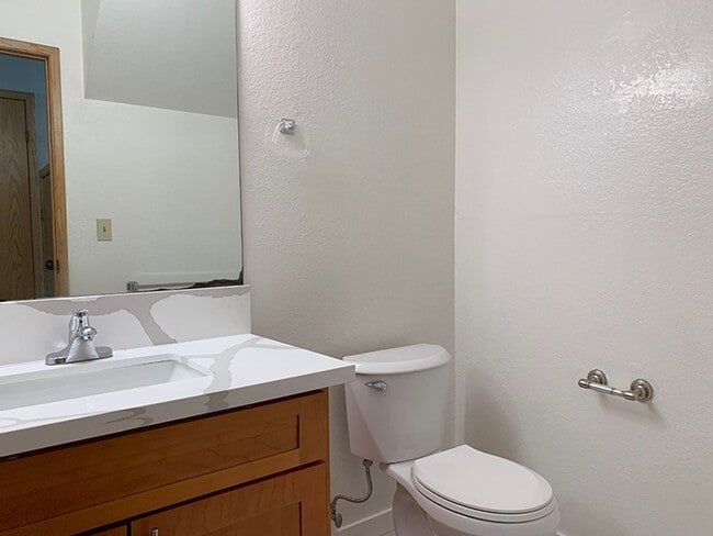 Building Photo - Recently Refreshed Pearl City Townhouse wi...