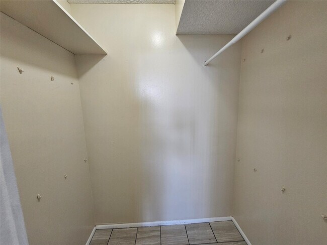 Building Photo - 15600 NW 7th Ave