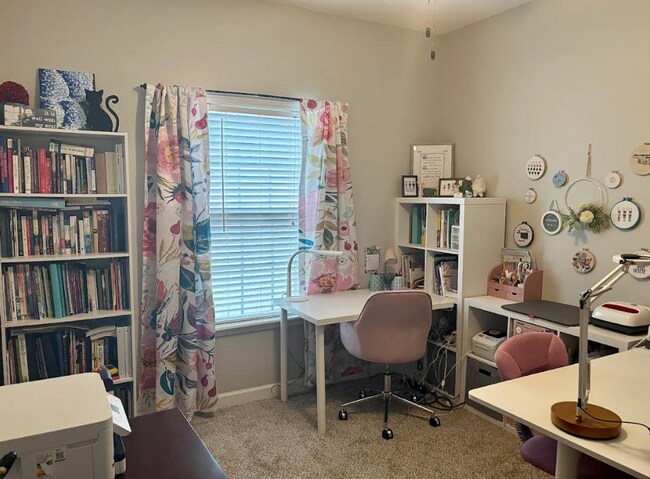 Building Photo - Spacious 4BR Home with Fireplace, Screened Porch & Privacy-Fenced Yard