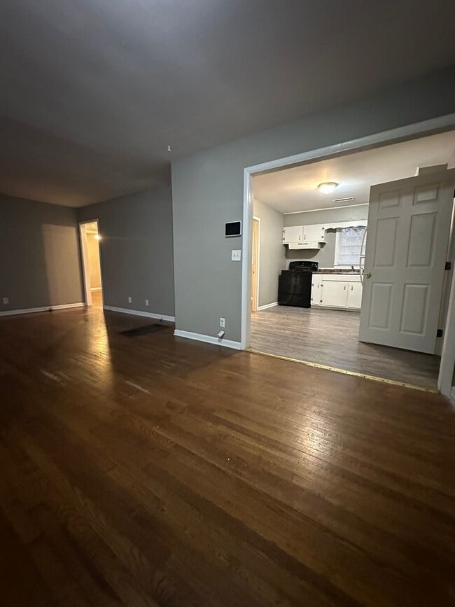 Building Photo - Spacious 4-Bedroom, 2-Bath Home in Quiet C...