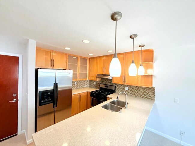 Building Photo - Fantastic Spacious 2 bed 2 bath condo in prime Sherman Oaks - Studio City with Pool and Gym!