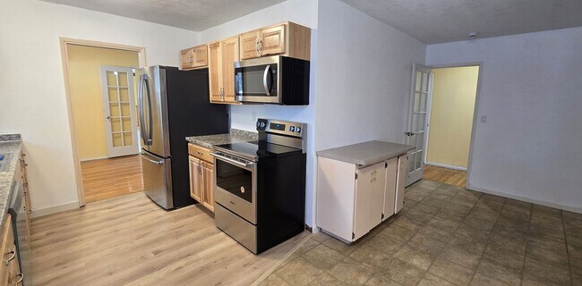 Building Photo - Stunning 4-bedroom 2 bath home