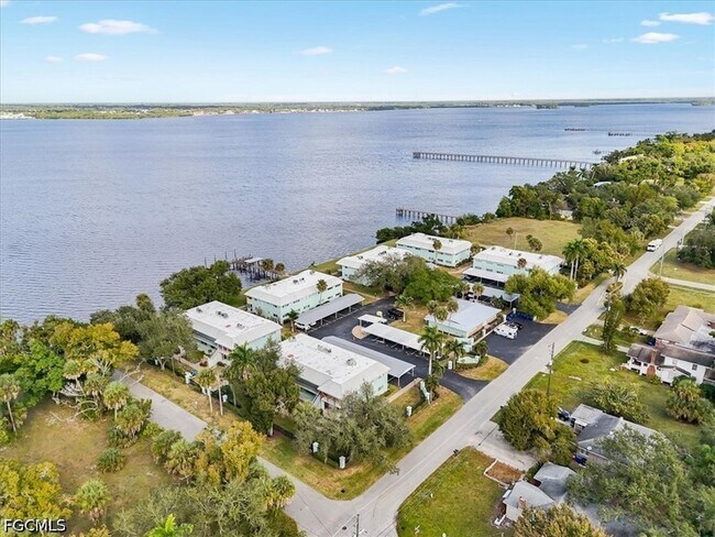 Building Photo - 3225 E Riverside Dr