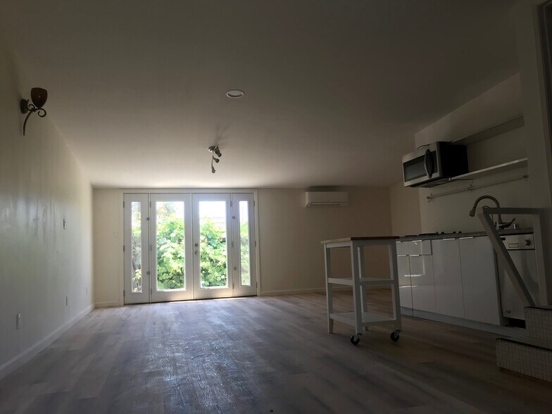 beautiful west-facing windows for rainbow sunsets - 1237 N Commonwealth Ave
