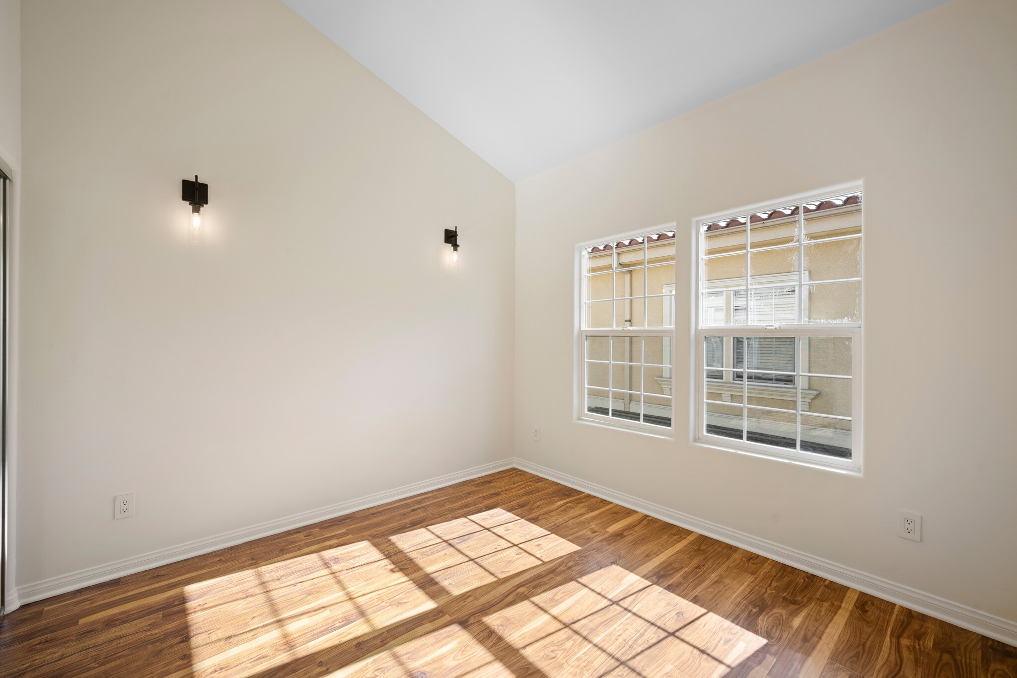 Building Photo - 415 E Dryden St