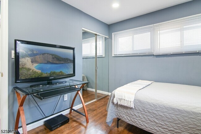 Building Photo - 237 Perry St