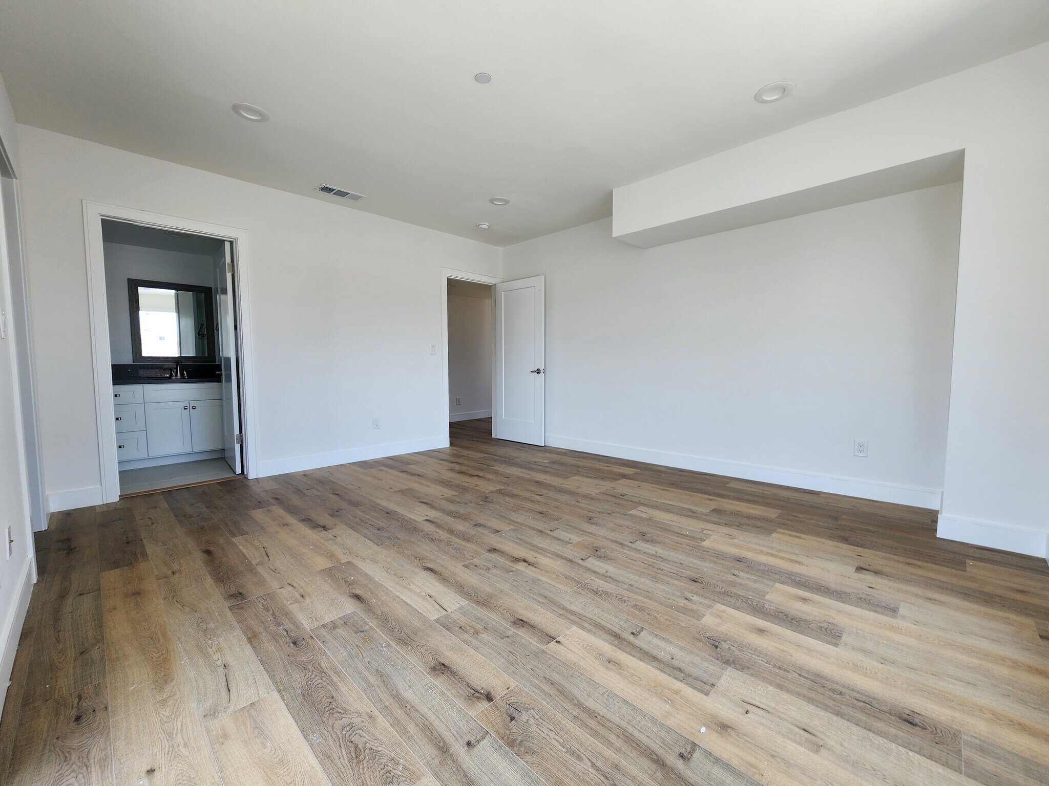 Building Photo - 543 N Kingsley Dr