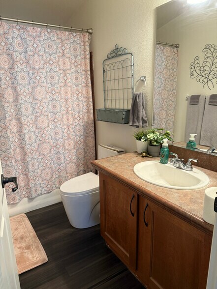 Building Photo - 120 N Val Vista Dr