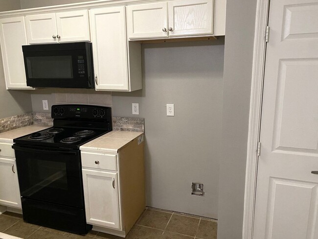 Building Photo - BOTTOM FLOOR CONDO!