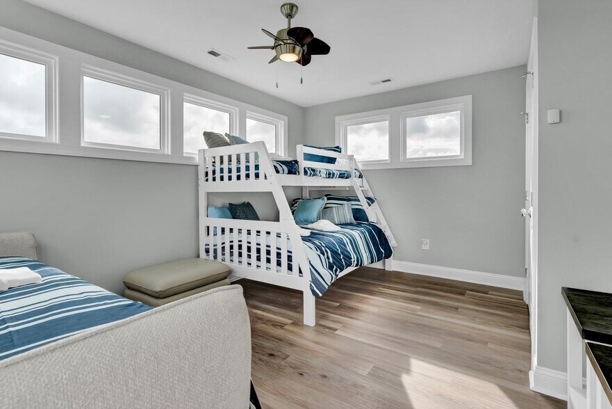Building Photo - 822 S Topsail Dr