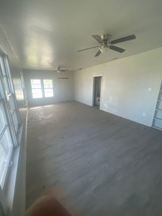 Building Photo - 3 bedroom, 2 bath