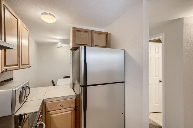 Building Photo - Lovely Pearl St. Condo 1 BDR/1 BA Downtown Boulder