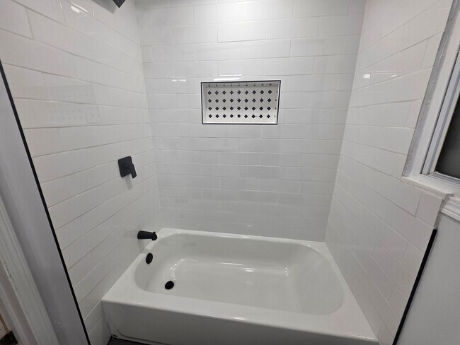 Building Photo - Newly Updated 3 bedroom 1 bathroom Apartment for Rent!