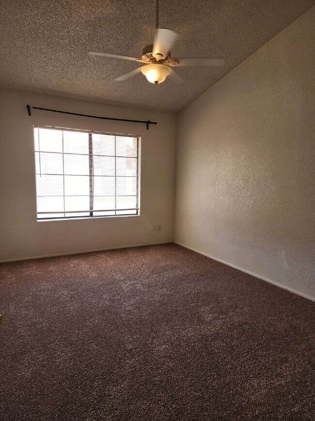 Building Photo - 3 Bedroom 2 Bathroom! $1,895