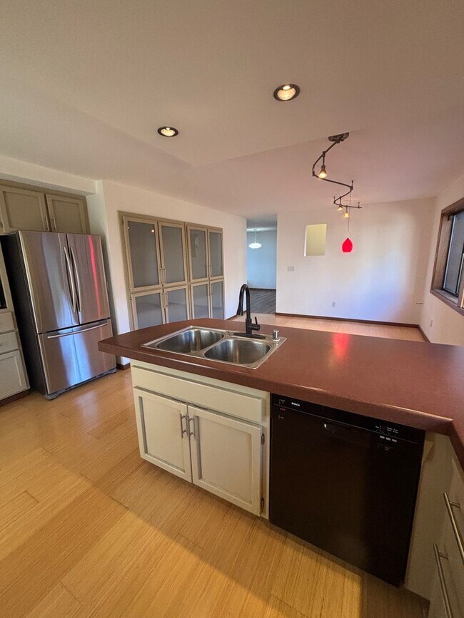 Building Photo - Large 2 bedroom 2.5 bathroom Bennett Valley Home with community pool and views