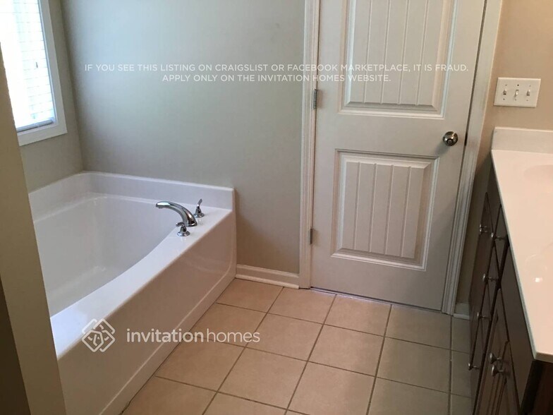 Building Photo - 80 Persian Ivy Way