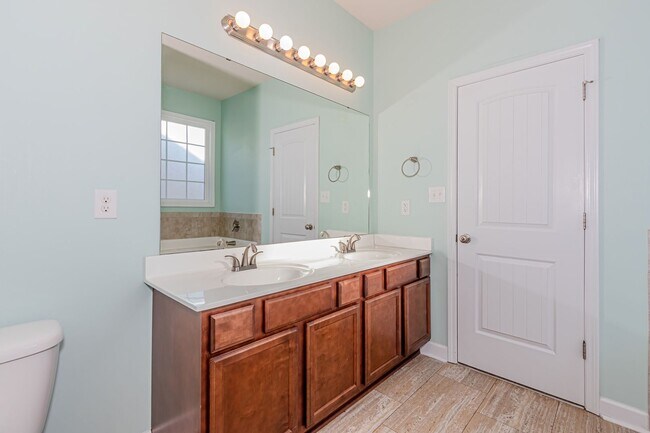 Building Photo - Townhome For Rent!